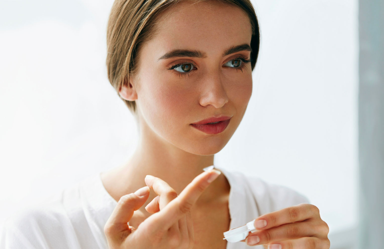 personne qui met des lentilles de contact