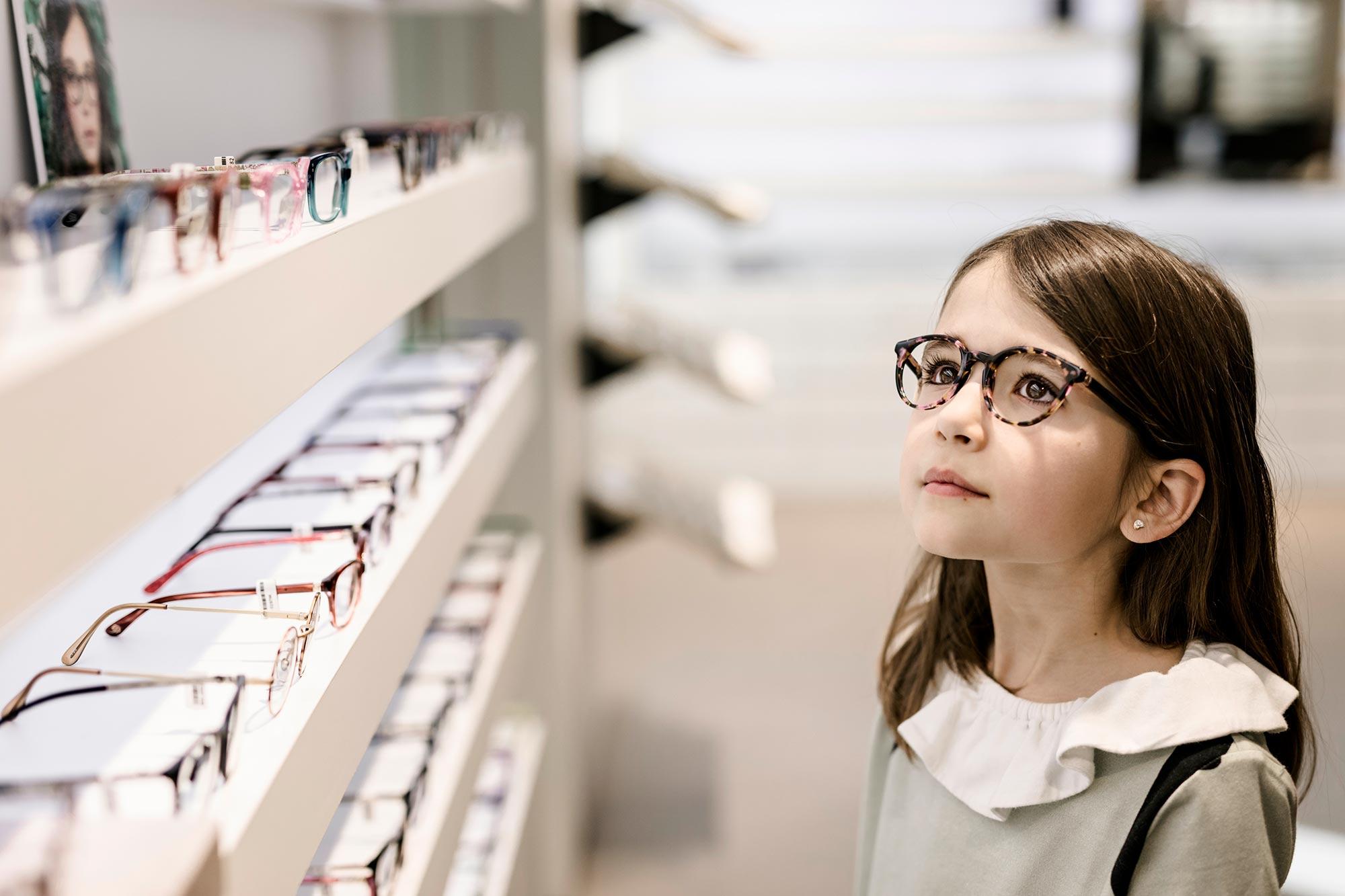 petite fille dans le magasin de lunettes Titzé